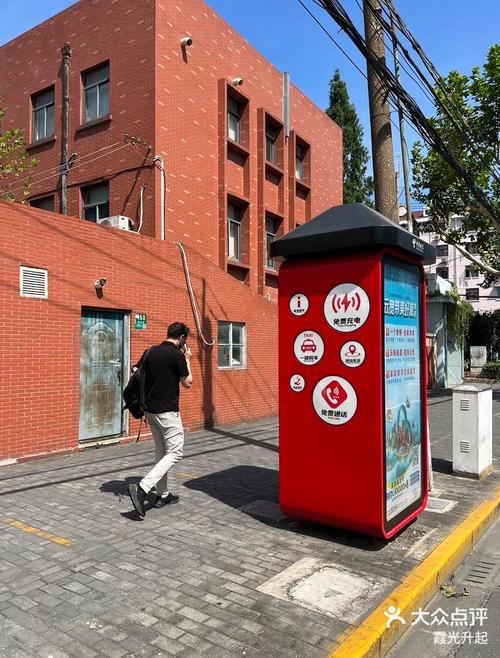 時(shí)尚重啟 公用電話亭的涅槃與城市美學(xué)新符號(hào)