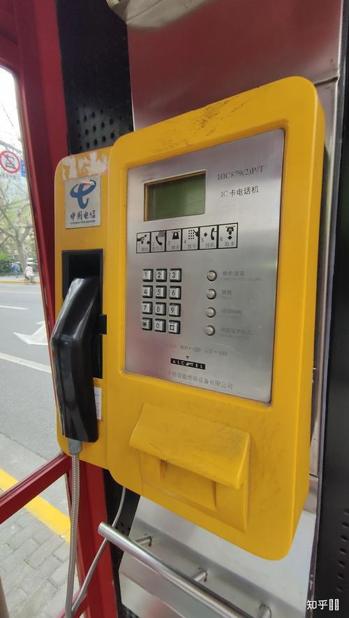 城市街邊的公共電話亭，早已無(wú)人問(wèn)津，為何還沒(méi)拆？
